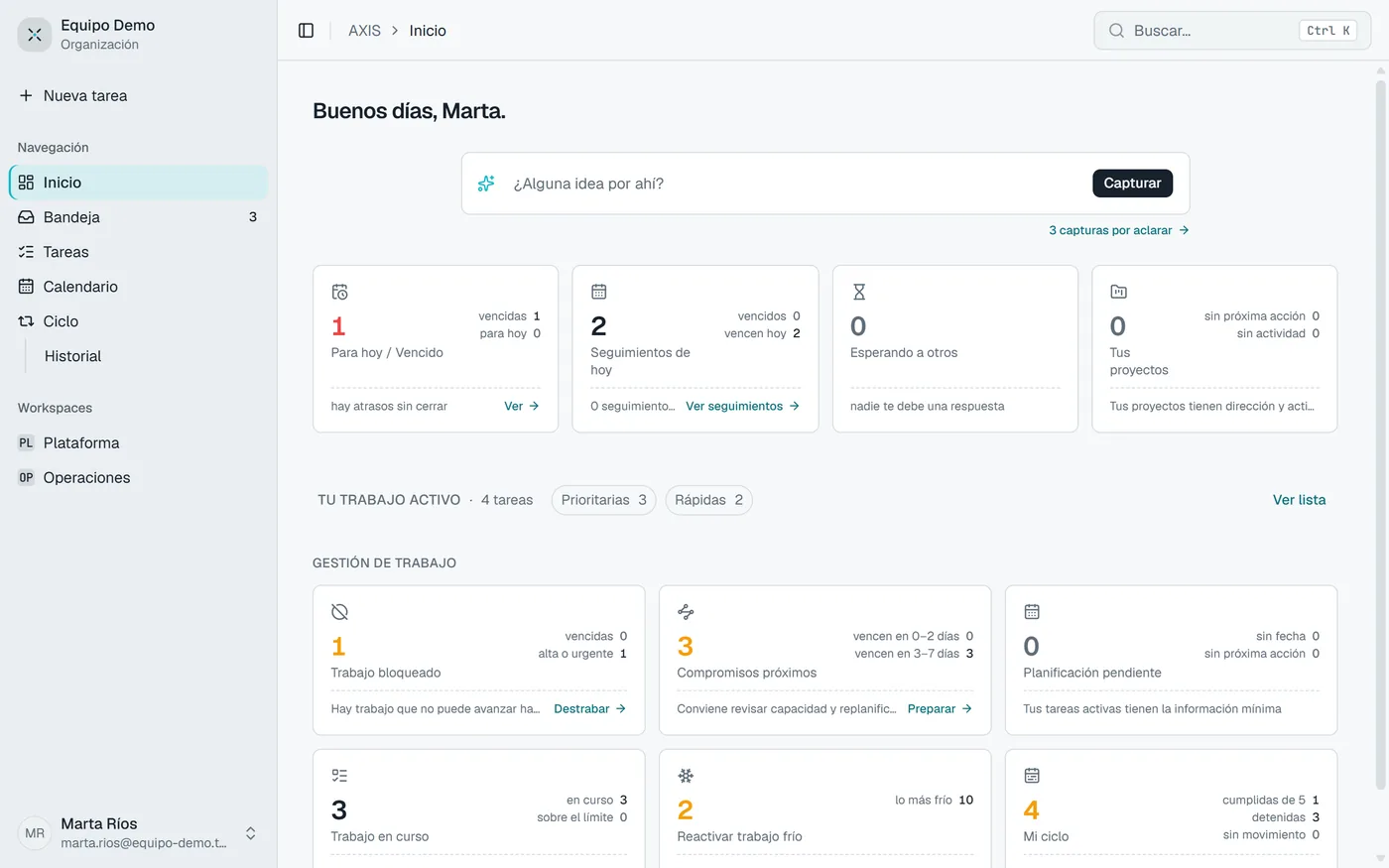 Pantalla de Inicio de Axis: tarjetas con lo que necesita atención, como compromisos próximos y trabajo bloqueado, con datos ficticios